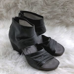OTBT The Patchouli Sandals in black leather size 8